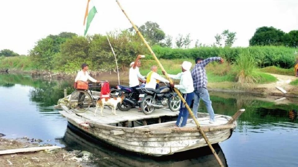 कौड़ियागंज इलाके में काली नदी र चलने वाली ये नाव बेहद खास है