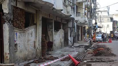 UP People apartment pillar cracked prop up NDRF evacuated families.