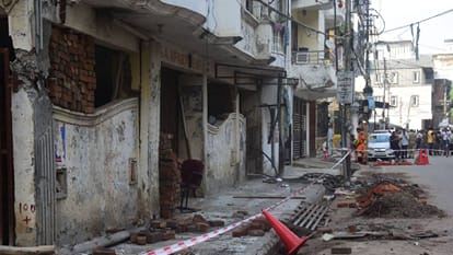 UP People apartment pillar cracked prop up NDRF evacuated families.