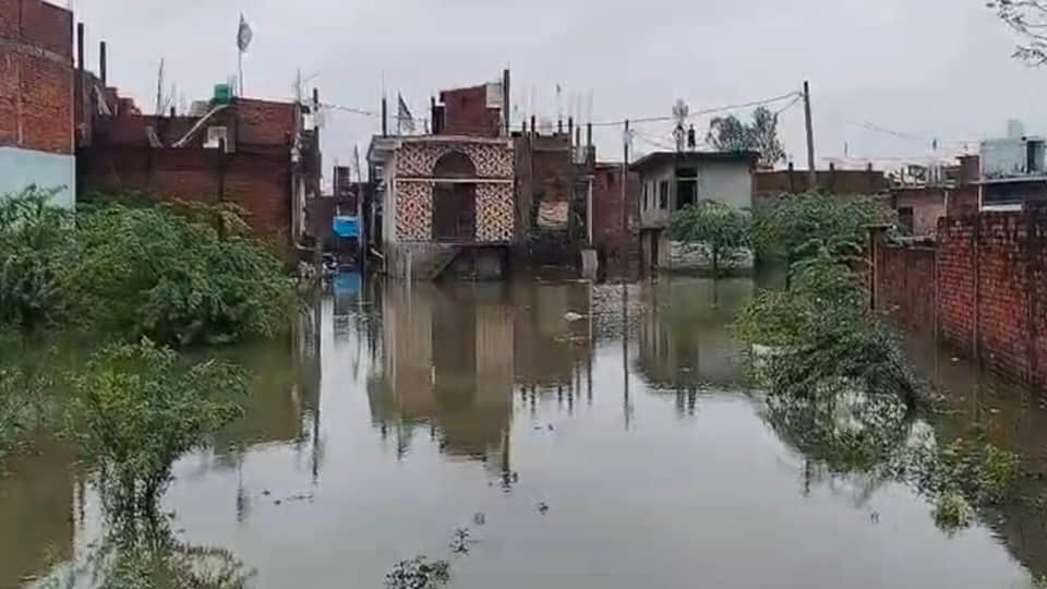 117 mud houses collapsed, middle-aged man died, 15 cattle perished across district due to three days of rain