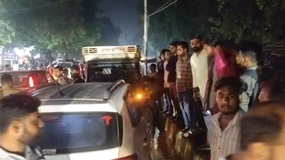 मौके पर लगी भीड़