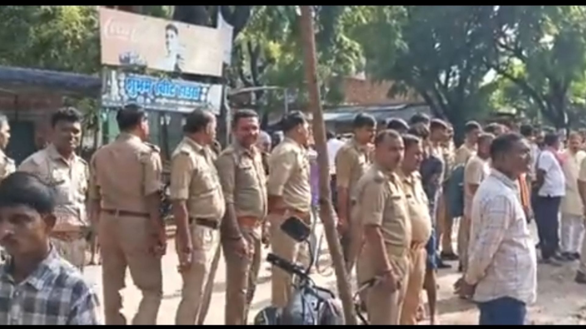 मौके पर पुलिस फोर्स