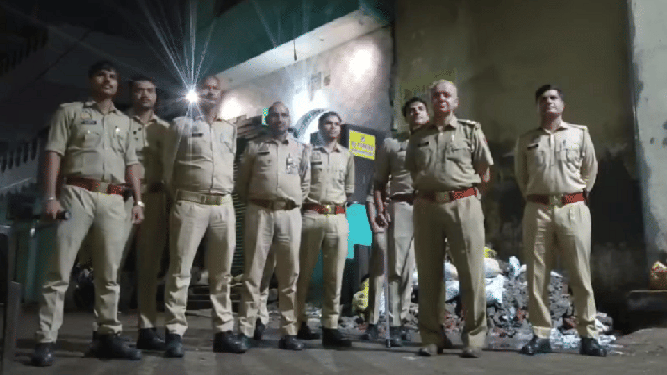 मस्जिद के बाहर तैनात पुलिस।