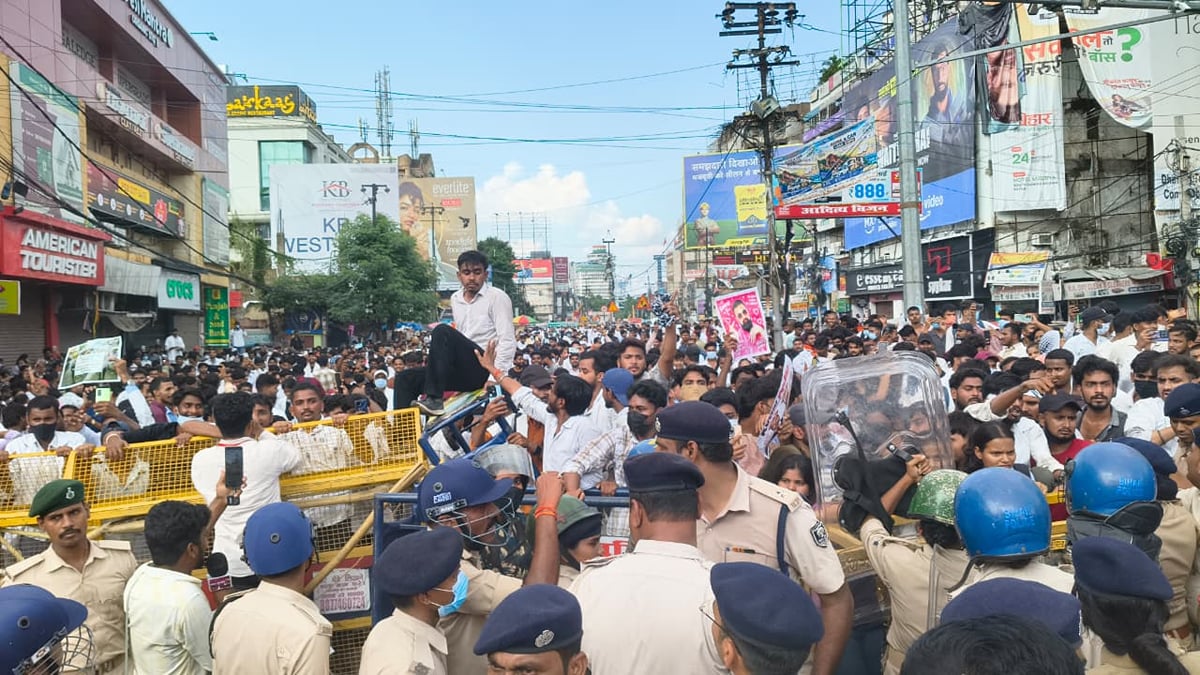 पटना में भारी बवाल: मेडिकल छात्र बैरिकेडिंग पर चढ़े, पुलिस से झड़प; क्या है BUHS छात्रों की मांग