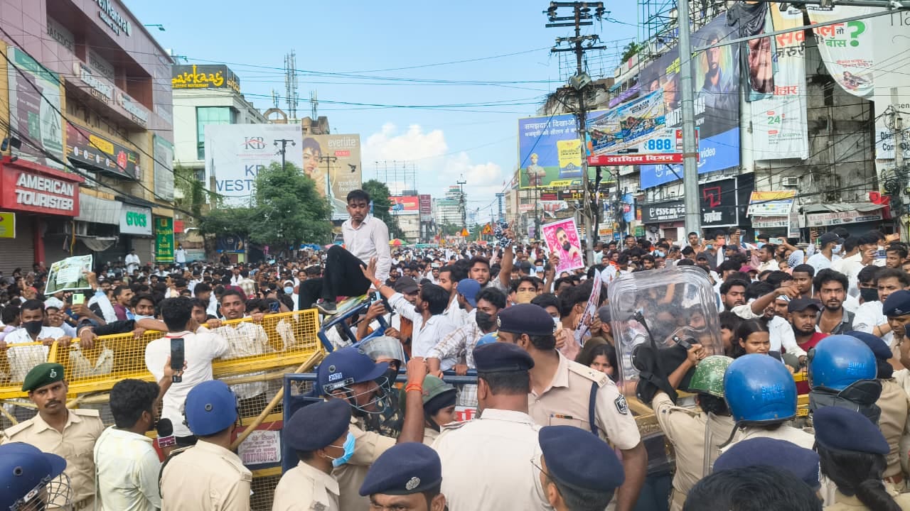 पटना के डाक बंगला चौराहे पर स्थिति तनावपूर्ण।