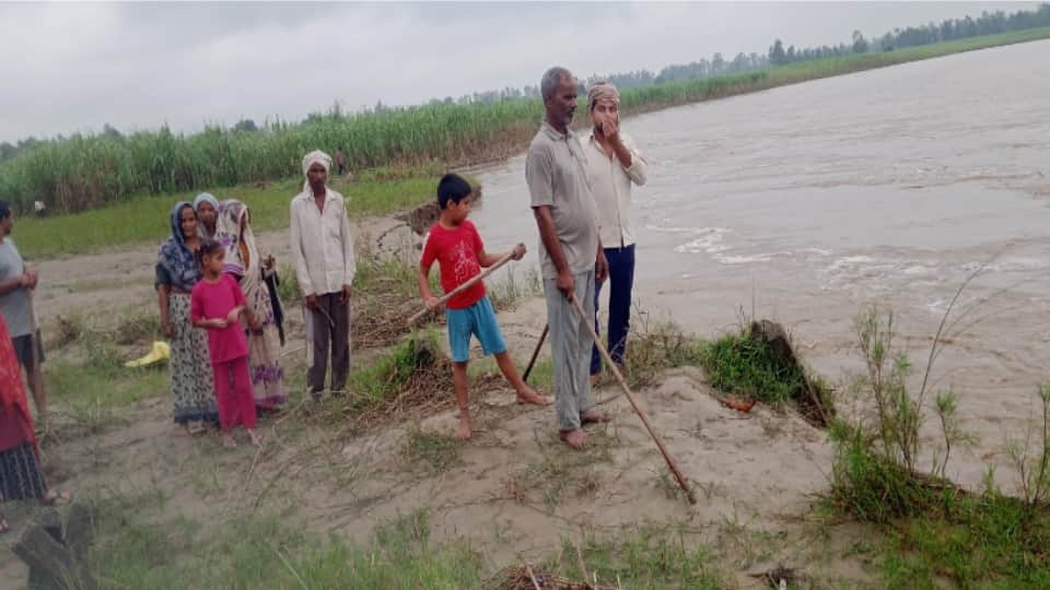 नदी का तटबंध टूटा, ग्रामीणों में चिंता
