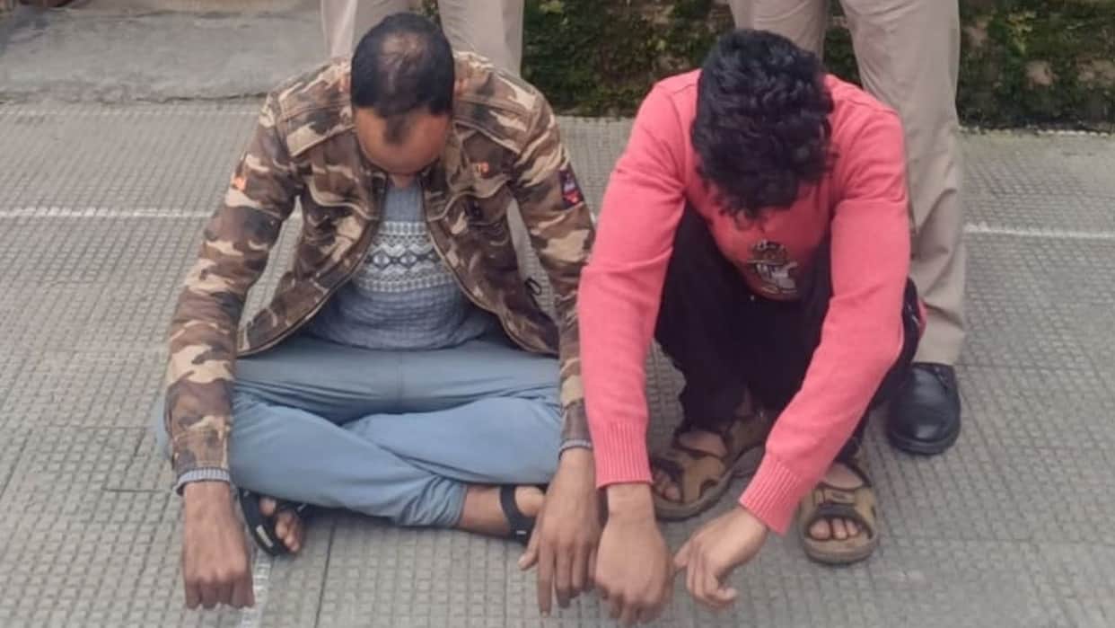 shimla car glass break theft 15 lakh goods two accused arrested