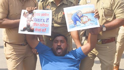 UP Protest against Gyanesh Kumar in Lucknow Congress and SP workers climbed the barricades and raised slogan