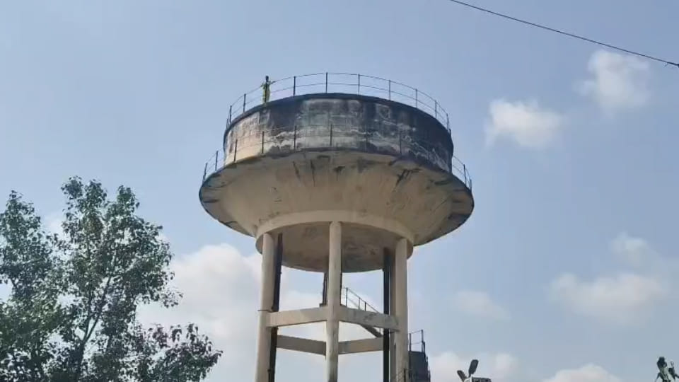 पानी की टंकी पर चढ़ी किशोरी
