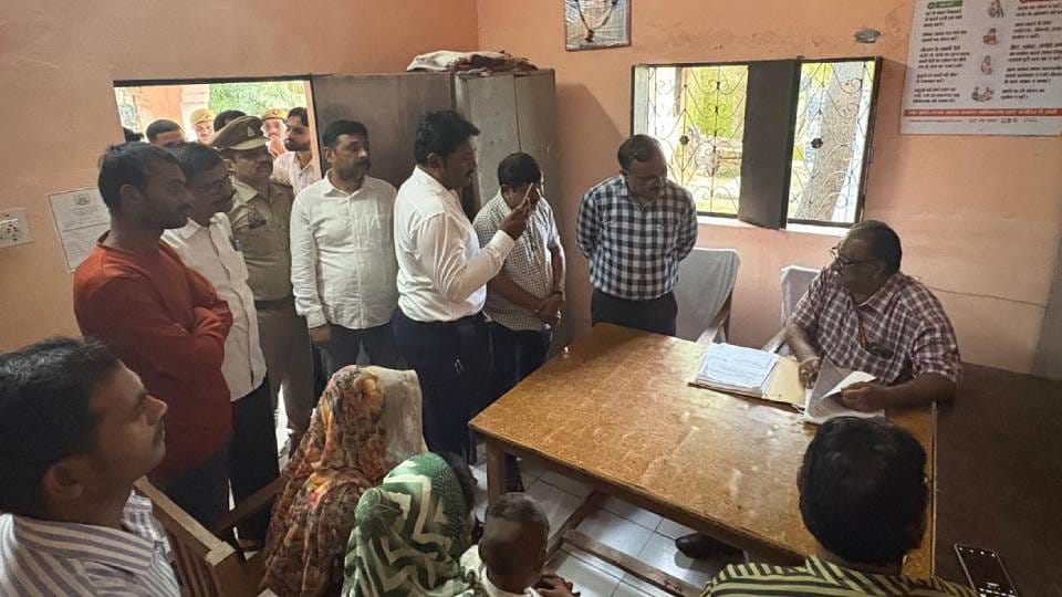पीड़ित परिजनों से मिले सफाई कर्मचारी आयोग के सदस्य।