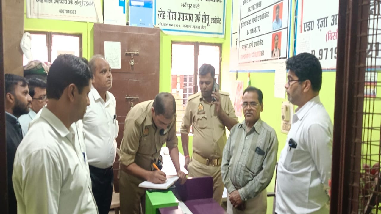 अधिवक्ता के चैंबर में जांच करती पुलिस