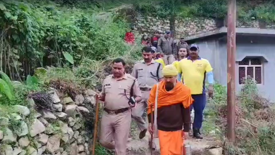 रास्ता भटके विदेशी नागरिक को लाती टीम