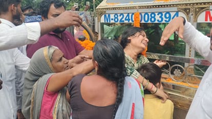 Havildar Lalu Yadav mortal remains reach his ancestral village family members break down in grief in ghazipur