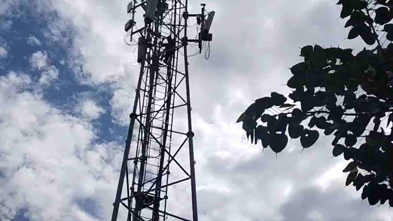 टावर पर चढ़ा युवक