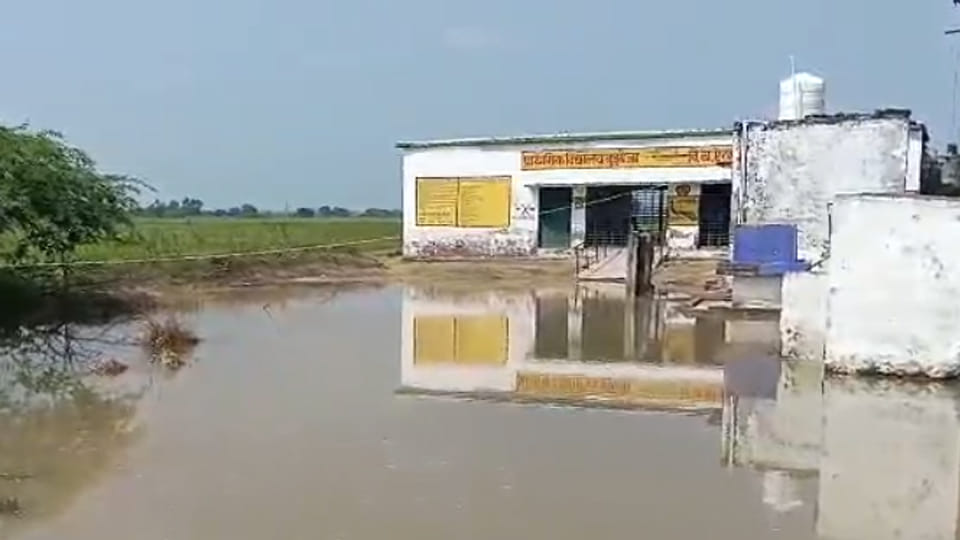 Auraiya: Water level of Anhaiya River rises; Bhujaua Primary School submerged