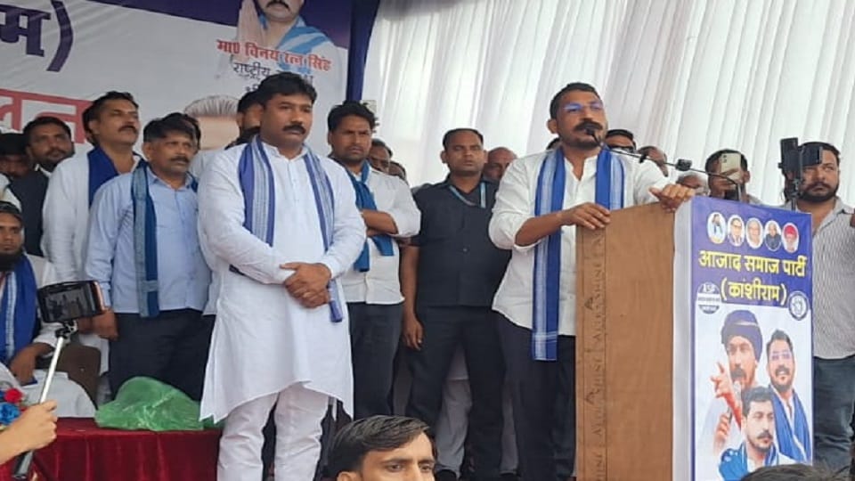 सम्मेलन में बोलते चंद्रशेखर।