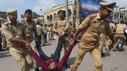 UP Protest against Gyanesh Kumar in Lucknow Congress and SP workers climbed the barricades and raised slogan