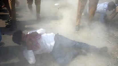 UP Protest against Gyanesh Kumar in Lucknow Congress and SP workers climbed the barricades and raised slogan