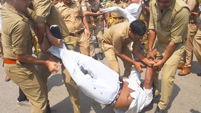 UP Protest against Gyanesh Kumar in Lucknow Congress and SP workers climbed the barricades and raised slogan