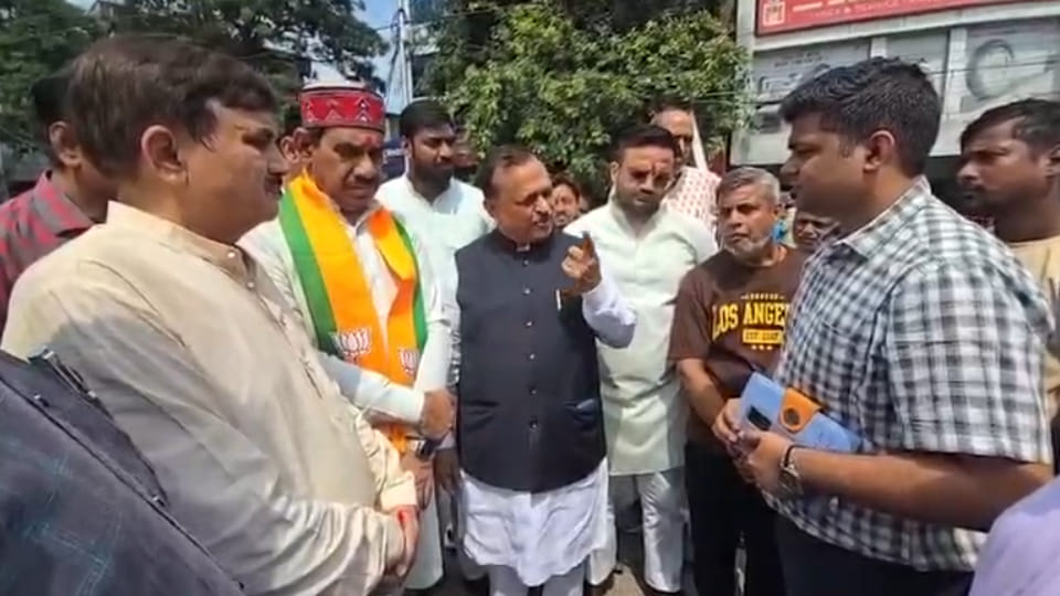 Kanpur: Ramesh Awasthi states—officials will face action if roads are not repaired by Navratri