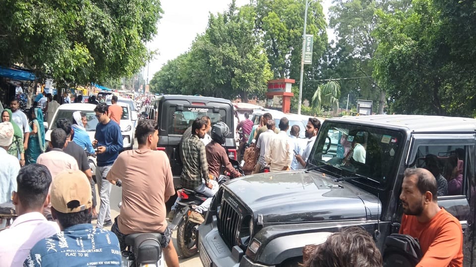 थाने के बाहर लगाया जाम।