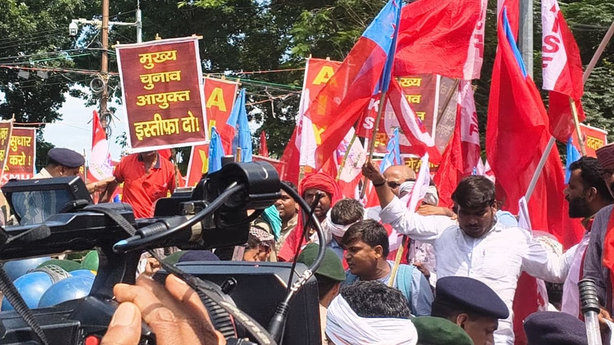 मुख्य चुनाव आयुक्त के इस्तीफे की मांग: पटना में जन आक्रोश मार्च के दौरान हंगामा; पुलिस से धक्कामुक्की