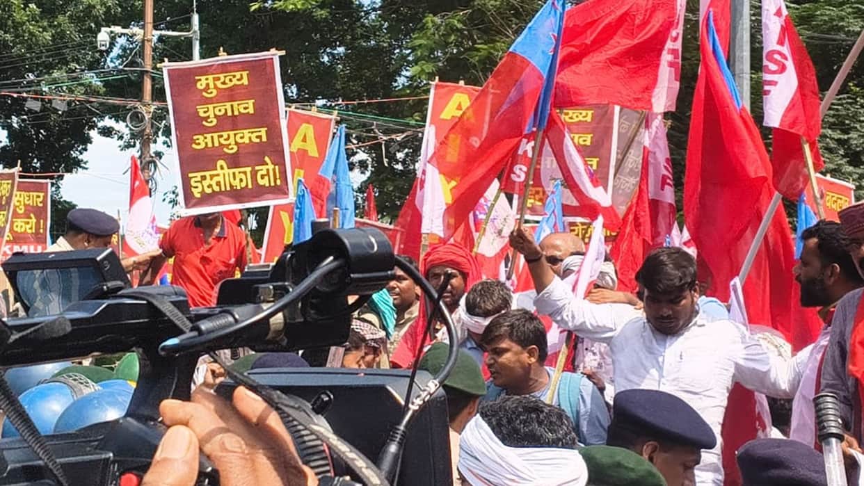 Protest in Patna Demanding Resignation of Gyanesh Kumar Demonstrators Break Barricades Scuffle with Police