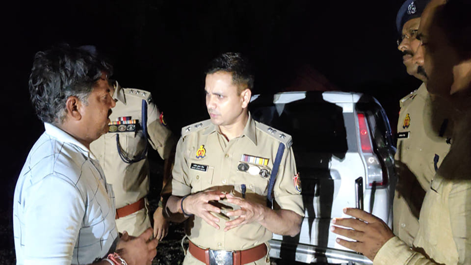 व्यापारी से घटना की जानकारी करती पुलिस