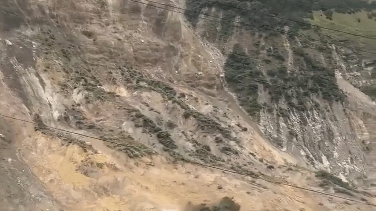 Video Massive Landslide Hits Nepal Huge Mountain Collapses Into Kali Gandaki River