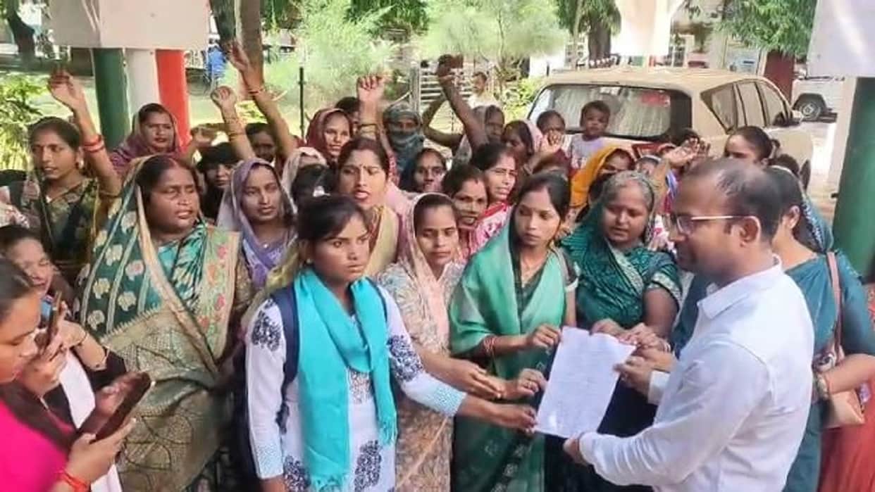 Samuh Sakhi women staged a protest and demanded an increase in their honorarium in Lakhimpur kheri