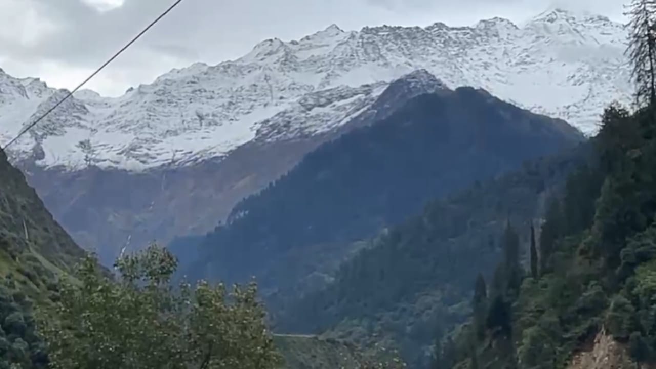 यमुनोत्री धाम के आसपास की चोटियों पर बर्फबारी,