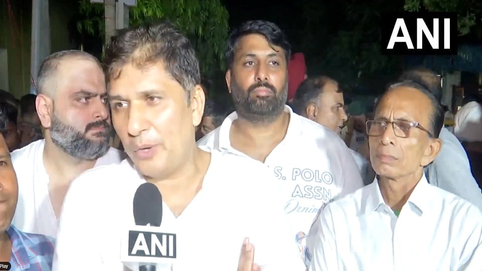 Demonstration outside police station AAP Delhi President Saurabh Bhardwaj and MLA in custody demand for FIR a