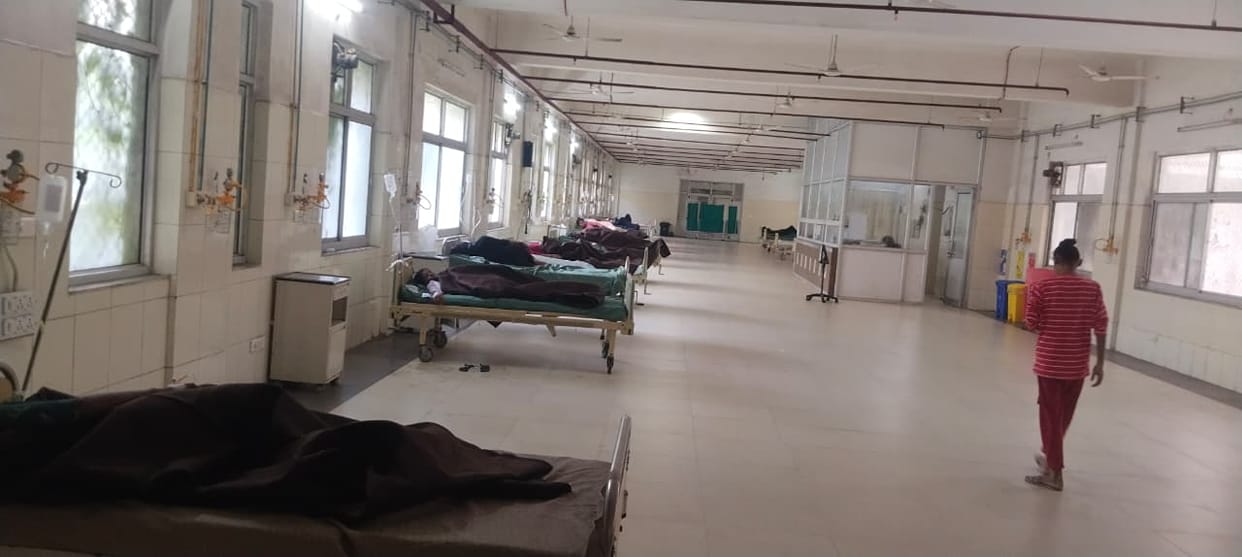 Ambedkarnagar: 17 female workers at a yarn mill fall victim to food poisoning.