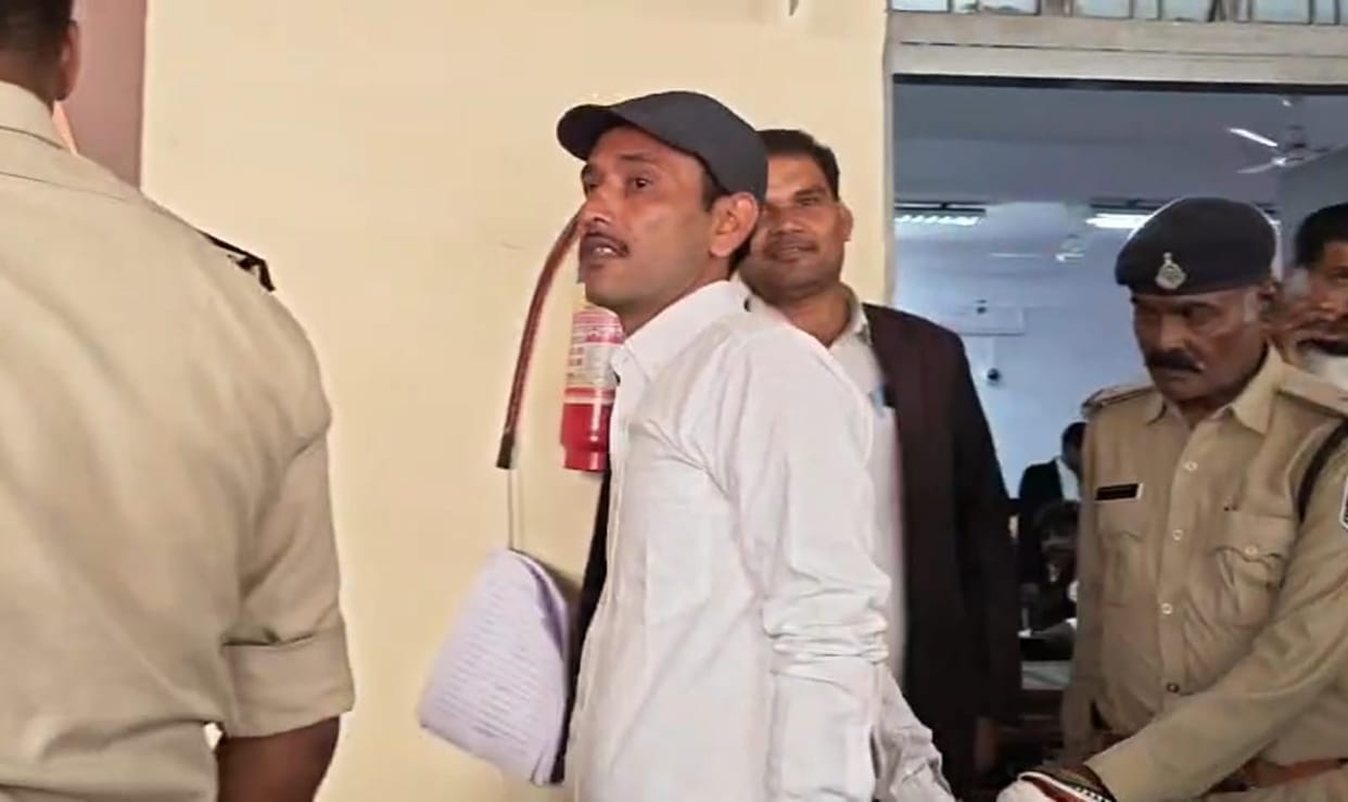 Indore: Notorious criminal surrenders in court; had committed murder on suspicion of cow theft.