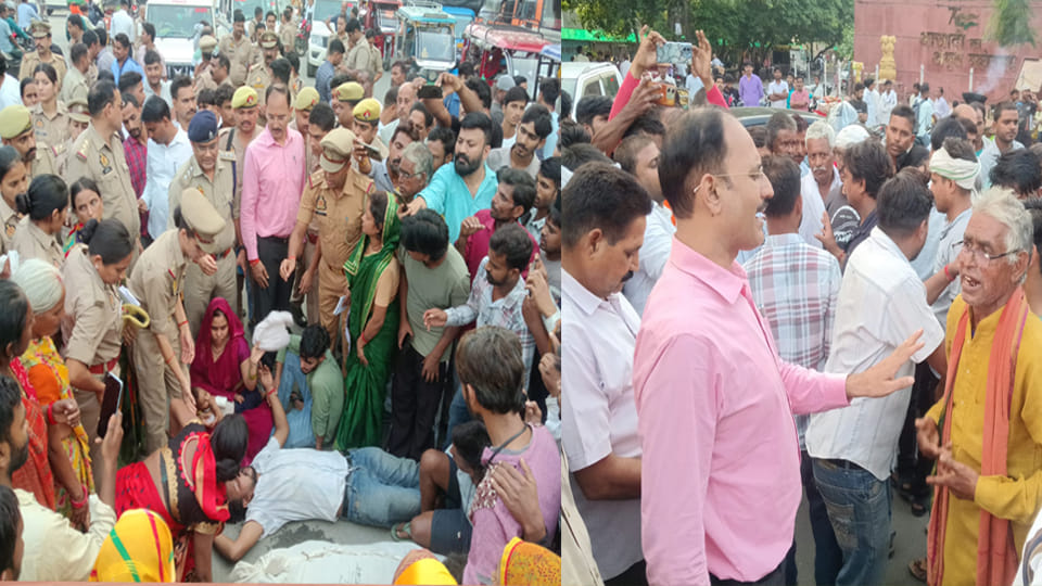 डीएम चौराहा पर शव रखकर जमा लगाए परिजनाें को हटाती पुलिस व मौजूद अधिकारी