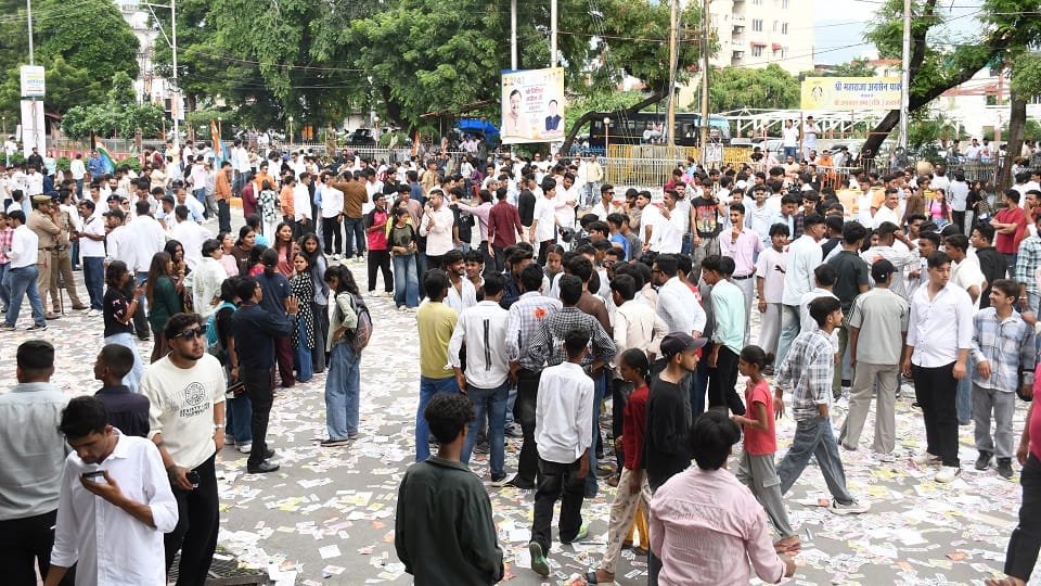 एमबीपीजी कॉलेज में मतदान के दौरान सड़क पर जमा प्रत्याशियों के समर्थक।