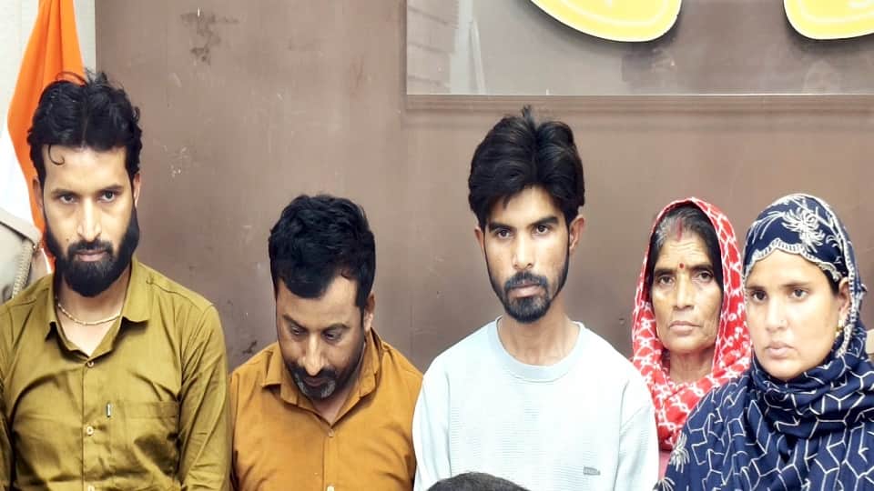 Bijnor: 15-day-old baby sold for ₹5 lakh; parents, female buyer, midwife, and two quacks arrested.