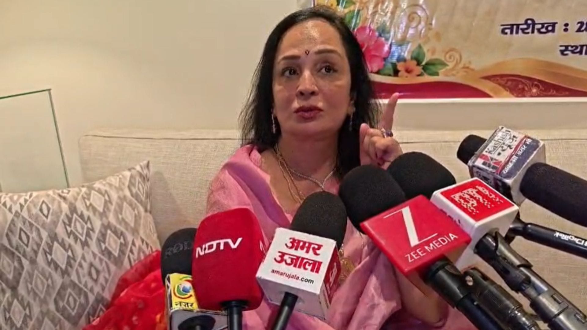 गयाजी में पत्रकारों से बातचीत करती हुईं बाबासाहेब ठाकरे की पुत्रवधू स्मिता ठाकरे
