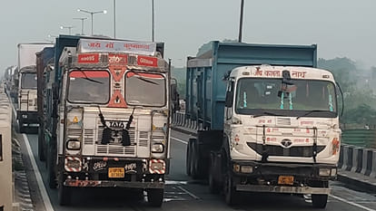 Kanpur: Truck Loaded with Chemical Drums Overturns on Elevated Bridge