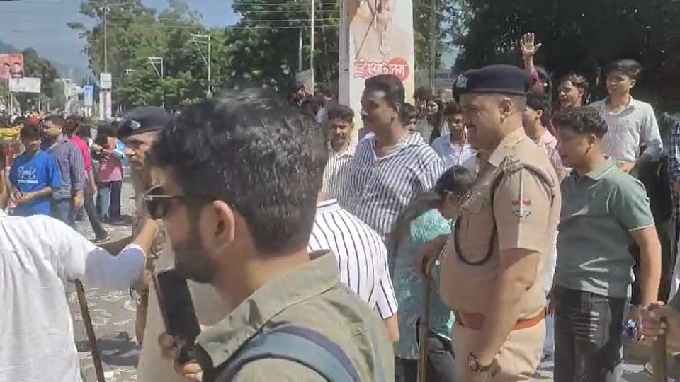 हल्द्वानी एमबीपीजी कालेज में छात्रसंघ मतदान जारी