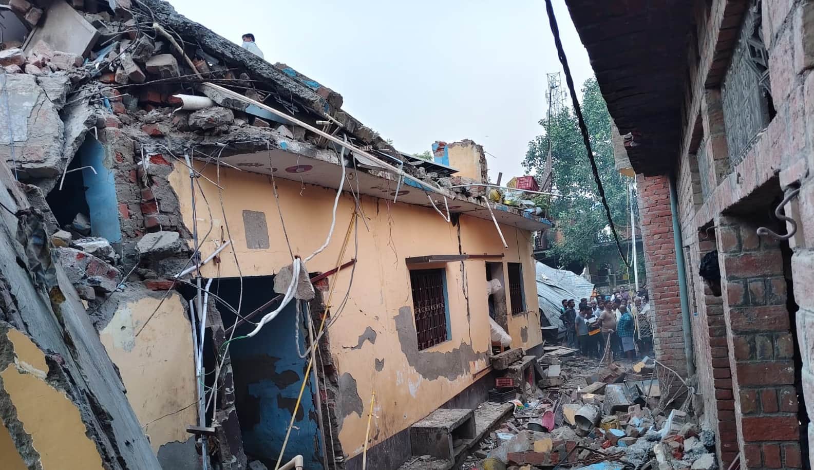 Fatehpur Blast Two floors of a house collapse due to cylinder blast many dead including brothers
