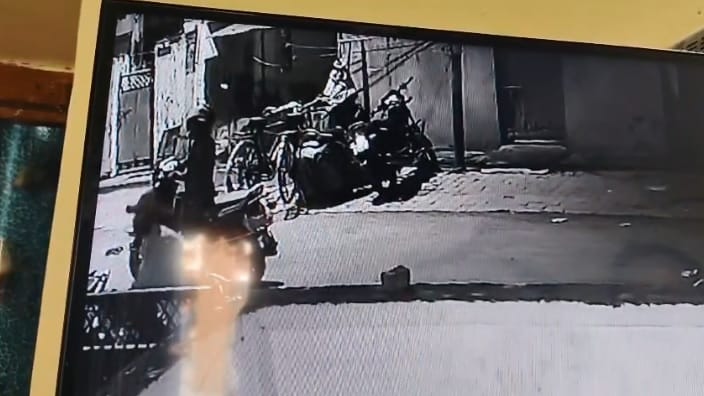 Kanpur Scooty stolen in a flash cunning thieves caught on CCTV police searching for clues from the footage