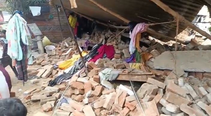औरैया हादसा: कच्चे मकान की छत और दीवार गिरी, मलबे में दबकर पति-पत्नी व पुत्री घायल, अस्पताल में भर्ती