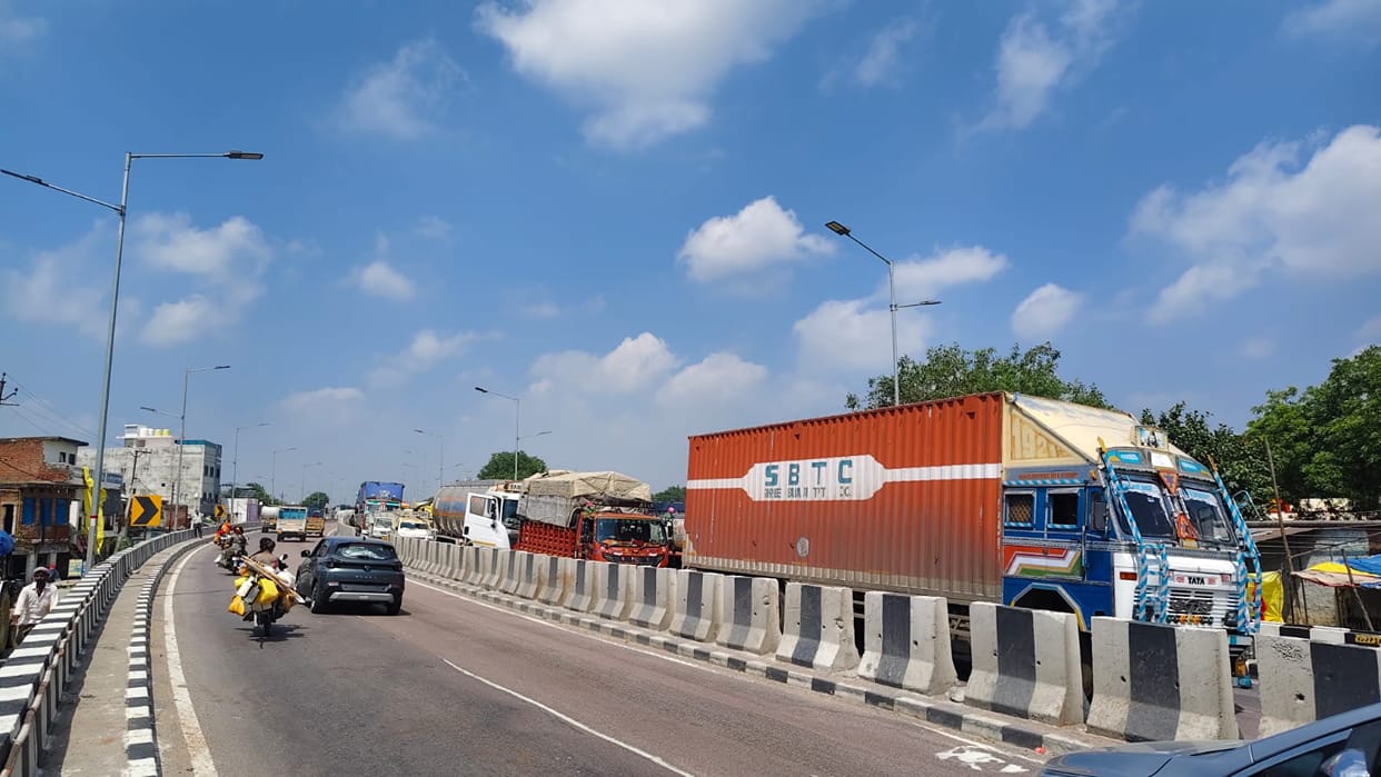 Kanpur Accident Trailer truck collision on Sarsaul overbridge one kilometer long traffic jam on the highway