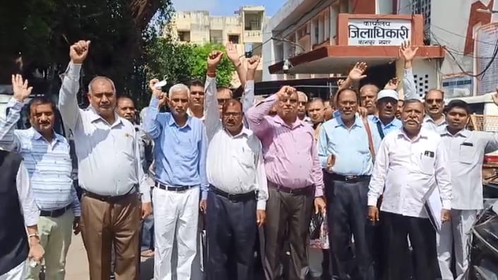 Kanpur Pensioners stage a massive protest at the Collectorate submit a memorandum listing 12 demands