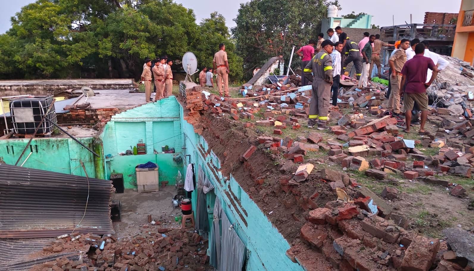 Fatehpur Blast Two floors of a house collapse due to cylinder blast many dead including brothers