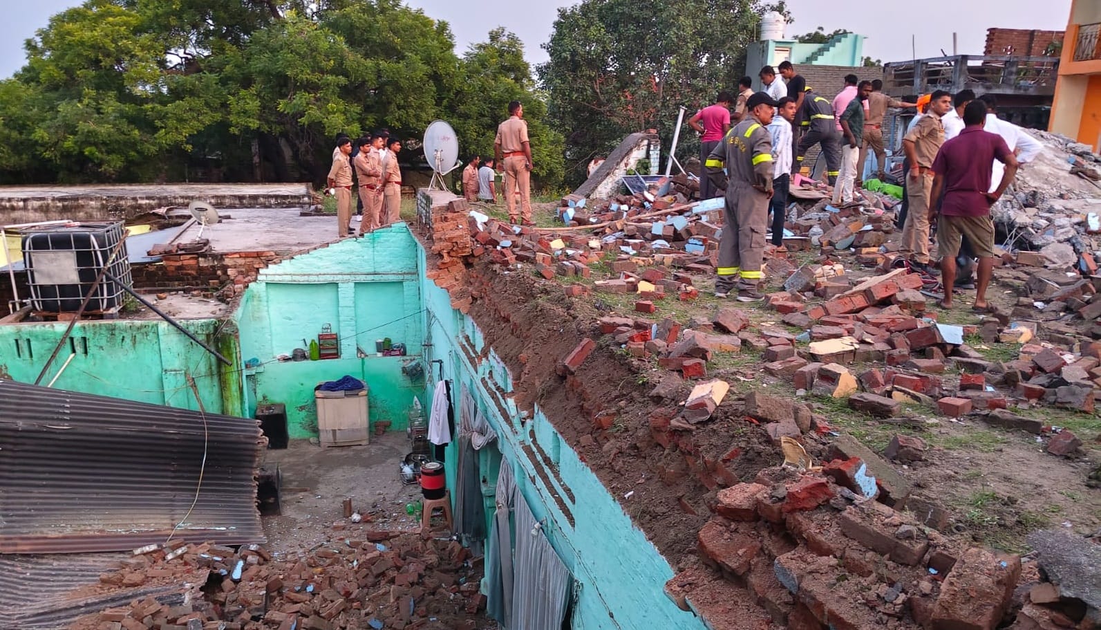 Fatehpur Blast batteries suspected to have exploded along with cylinder police investigating SDRF team arrives