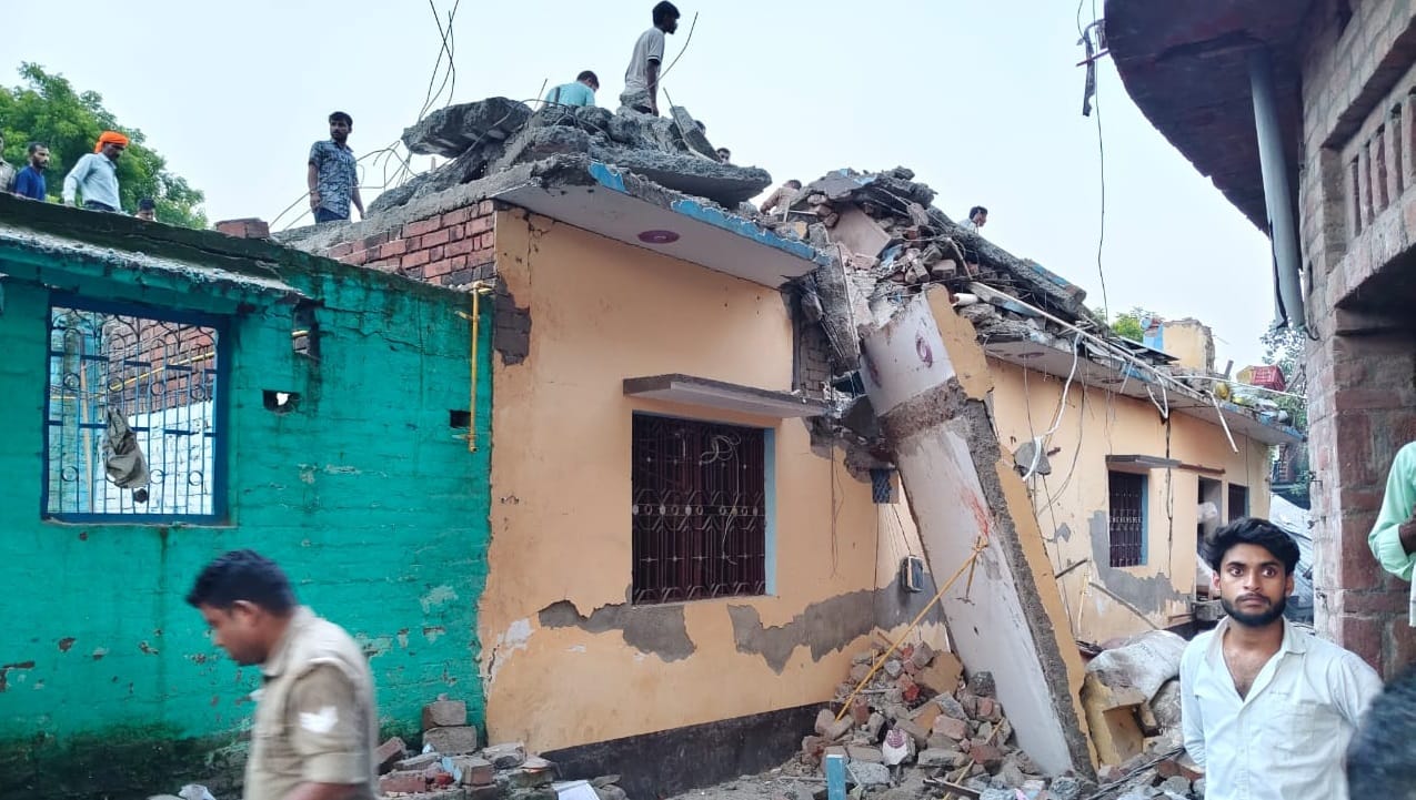 Fatehpur Blast batteries suspected to have exploded along with cylinder police investigating SDRF team arrives
