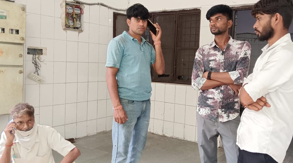 Kanpur Elderly manwhose mental state deteriorated after bitten by a rabid dog slit person throat with banka