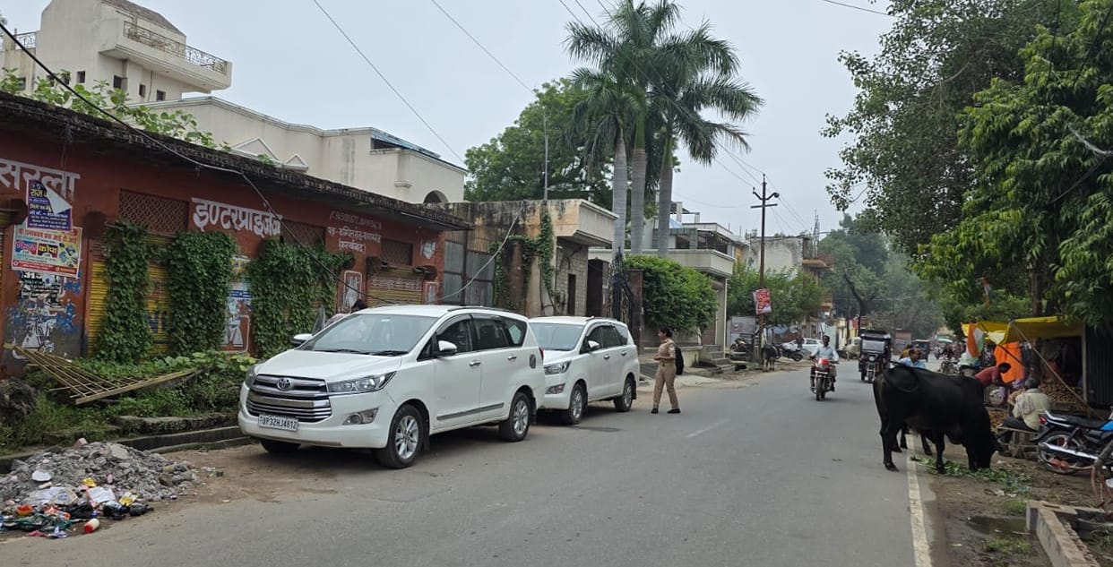 Farrukhabad DGGI Lucknow takes action in Kaimganj two teams raid tobacco traders